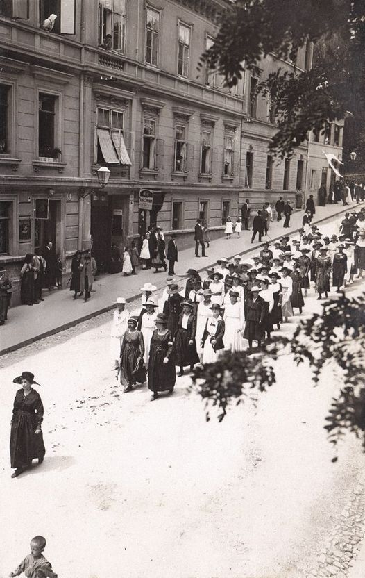 Mesnička ulica 1911. godine, povorka hrvatskih Sokolašica